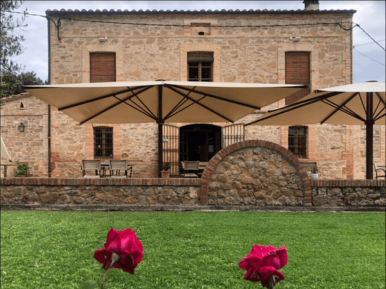 Restaurant La Serra casa con rosas afuera